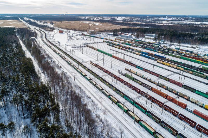 РЖД продляют скидки seanews ru 2025 12 18 ru rzhd prodljajut skidki 2 Правление РЖД продлило ряд ранее принятых тарифных решений в сфере грузовых перевозок сообщила компания Так до конца 2026 года будут действовать скидки от 20 4 до 45 на перевозку грузов в рефконтейнерах В частности понижающий коэффициент 0 796 будет действовать на перевозки грузов второго и третьего тарифных классов в рефрижераторных контейнерах по следующим направлениям со станций