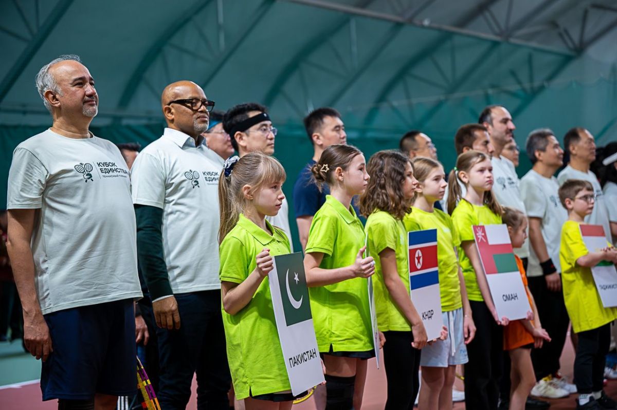 Послы дружественных стран и российские спортсмены сыграли в теннис в Калуге kaluganews ru fn 1751287 html На корты Калуги вышли послы Пакистана Сьерра Леоне Монголии КНДР временно поверенный в делах Омана а также представители посольств Китая и Таджикистана Российскую команду представили депутаты Госдумы сенаторы дипломаты летчики космонавты ветераны спорта и юные теннисисты Прислать новость Подписаться