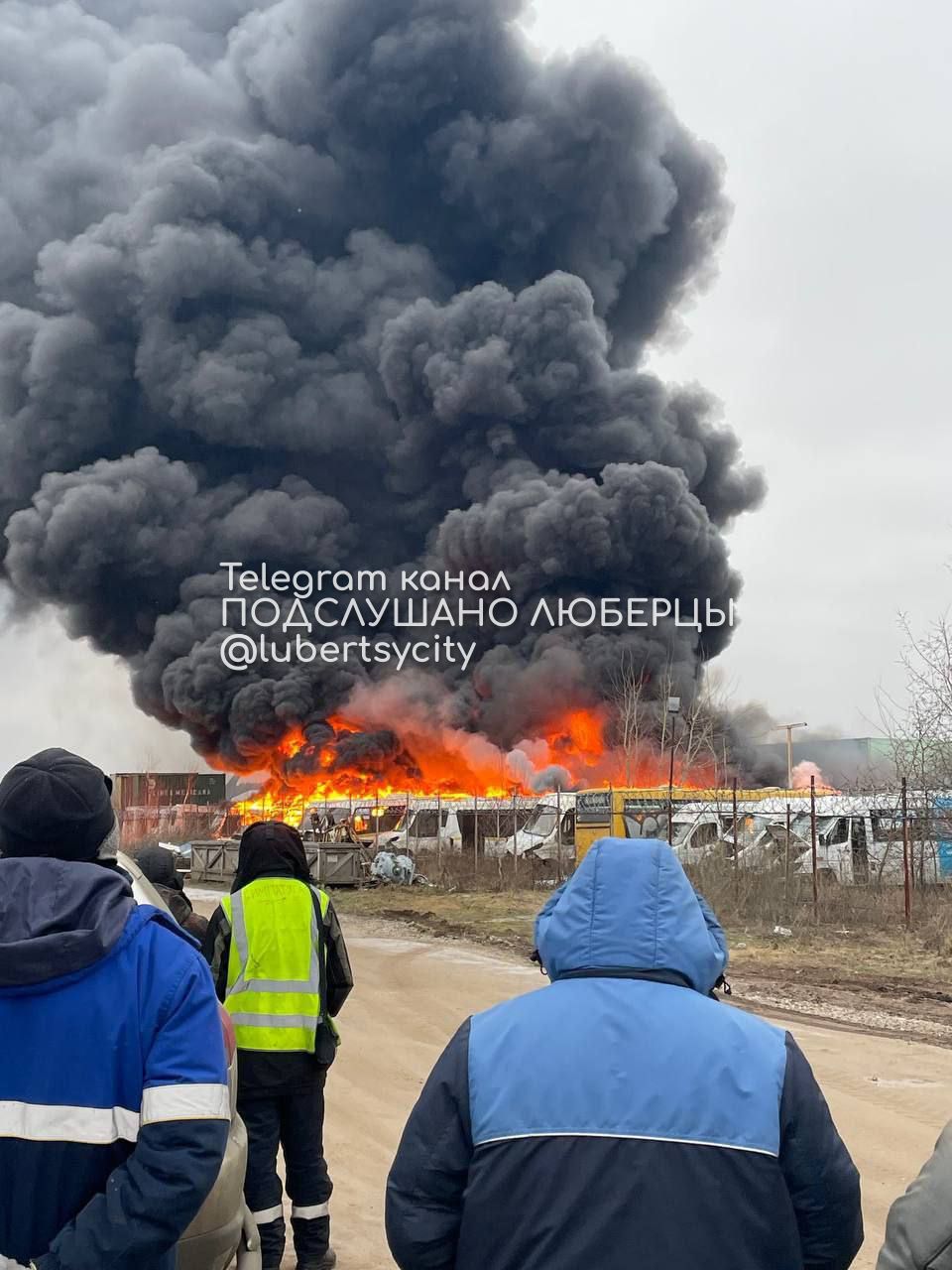 В Люберцах в селе Верхнее Мячково пожар на территории стоянки маршруток  Очевидцы сообщают, что что-то взрывается  — колеса или баллоны  Подслушано Люберцы