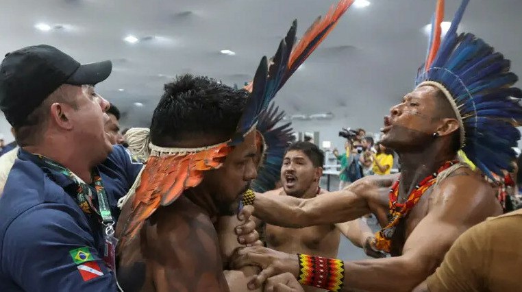 В Бразилии представители коренных народов Амазонии прорвались на климатический саммит В Бразилии на климатическом саммите произошли столкновения после попытки коренных народов Амазонки прорваться на заседание передает ArbatMedia   Прислать новость