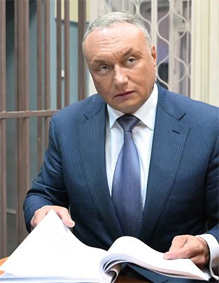 Дмитрий Савельев вину не признает, но готов отправиться на передовую Бывший сенатор поставил на присяжных Подробнее