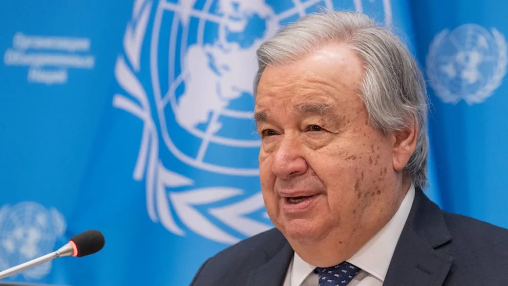 Генеральный секретарь ООН поздравил Иран с годовщиной исламской диктатуры Массовые казни и пытки жестокое преследование женщин и меньшинств убийство десятков тысяч демонстрантов всё это в Иране началось 11 февраля 1979 года в день Исламской революции когда муллы захватили власть в Тегеране С этой годовщиной Иран поздравил генеральный секретарь ООН Антониу Гутерриш В своём послании генеральный секретарь ООН передал свои самые тёплые поздравления по случаю национального праздника Исламской Республики Иран и назвал национальные праздники важной возможностью поразмышлять о пути страны её роли и вкладе в международное сообщество а также об идеалах формирующих её будущее сообщило иранское государственное информационное агентство INRA В поздравлении генсека ООН ни одного критического слова о том что вооружённые группировки исламистского режима в январе совершили одно из крупнейших массовых убийств Или о вмешательстве Ирана в гражданскую войну в Йемене где полмиллиона человек страдают от голода Более того 23 февраля министр иностранных дел Ирана Аббас Арагчи приглашён Советом ООН по правам человека в Женеве выступить рядом с Гутерришем Неправительственная организация UN Watch уже отреагировала Если вы не отмените приглашение этому массовому убийце мы обратимся к швейцарской полиции с требованием арестовать его за преступления против человечности BILD Russian