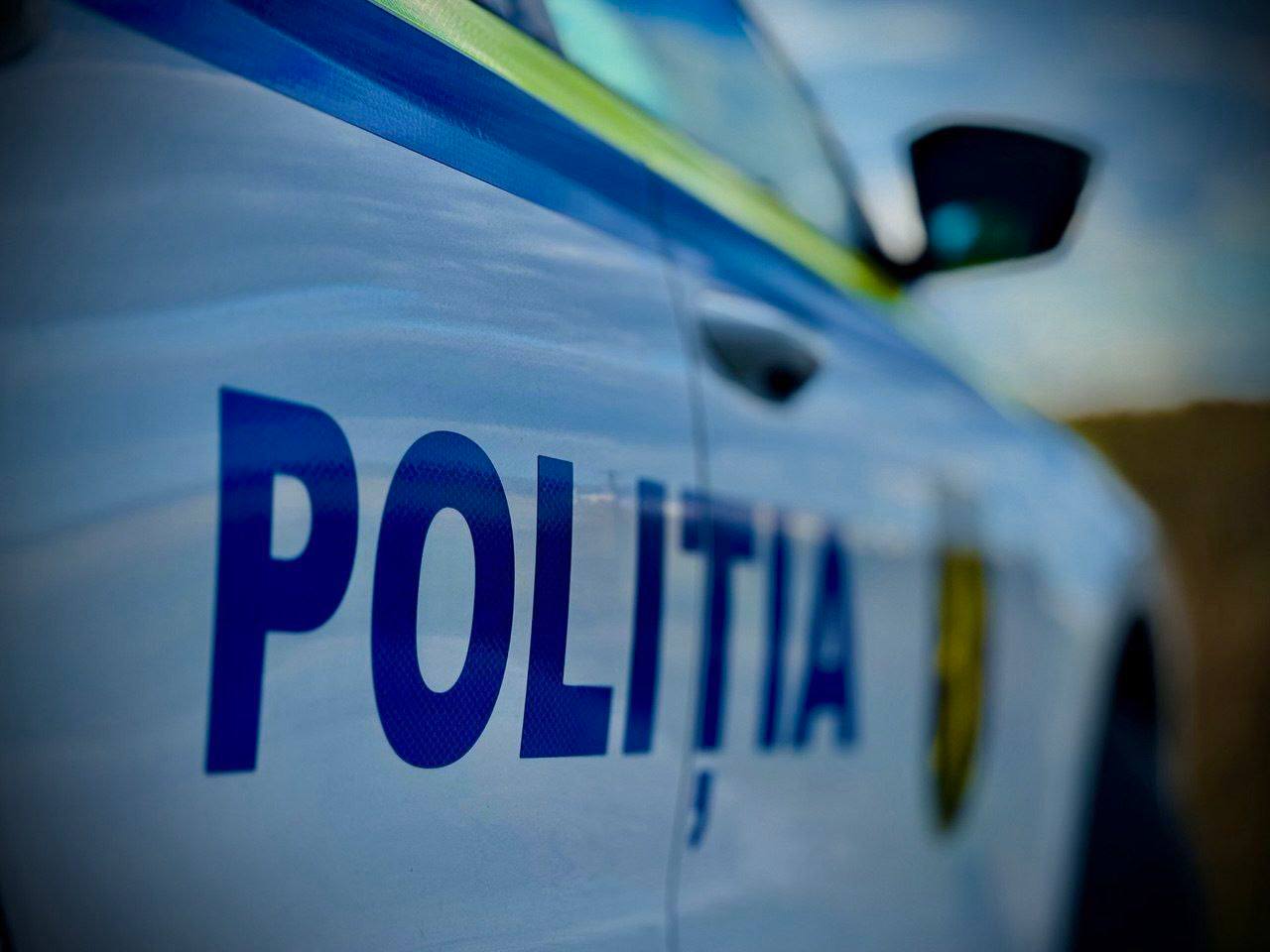 В гостинице Național погибла 13 летняя девочка Полиция сообщает что вечером 6 ноября мать 13 летней школьницы обратилась в правоохранительные органы и сообщила что ее дочь не вернулась домой после занятий в лицее В ходе поисков около 21 00 ее обнаружили мертвой По предварительным данным девочка упала с высоты При осмотре тела следов насилия кроме характерных для падения не выявлено Подпишись на Moldova Liberă