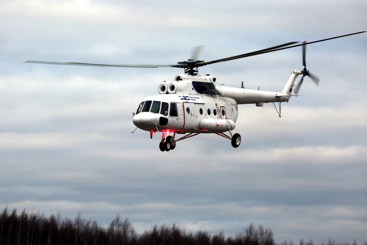 Новые вертолеты для Колымы улучшение транспортной доступности Холдинг Вертолеты России передал ГТЛК три новых вертолета Ми 8МТВ 1 которые будут использоваться в Магаданской и Амурской областях Эти воздушные суда предназначены для транспортных и санитарных перевозок а также для тушения пожаров Вертолеты отличаются надежностью и многофункциональностью что делает их незаменимыми в северных условиях Две из новых машин пополнят парк авиакомпании Поляр Авиа которая специализируется на коммерческих перевозках и выполняет различные работы включая санитарные рейсы и техническое обслуживание Представитель компании отметил что вертолеты Ми 8 обеспечивают быструю и безопасную доставку людей и грузов в труднодоступные районы где использование самолетов невозможно