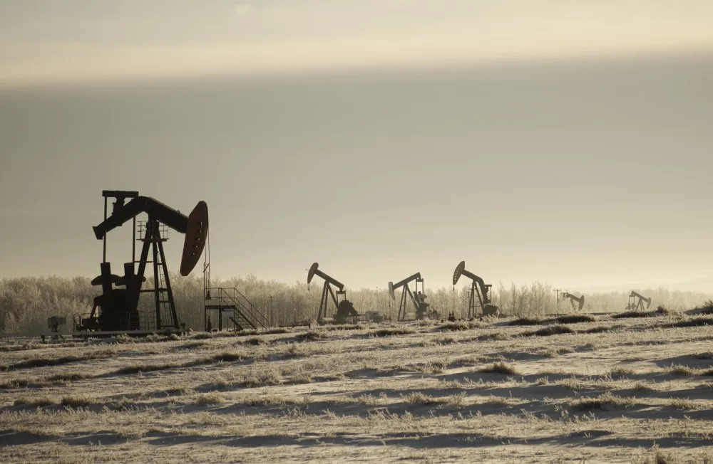ОАЭ ускорят запуск нефтепровода в обход Ормузского пролива к 2027 году Объединённые Арабские Эмираты намерены вдвое увеличить экспортные мощности нефти в обход Ормузского пролива завершив строительство нового трубопровода Запад Восток уже в 2027 году Об этом сообщила пресс служба правительства Абу Даби передаёт телеканал Аль Арабийя Новая линия протяжённостью 500 км свяжет сухопутные месторождения Абу Даби в районе Хабшан с портом Эль Фуджайра на побережье Оманского залива Строительство началось в феврале 2025 года Наследный принц Абу Даби шейх Халед бен Мухаммед бен Заид аль Нахайян поручил строителям ускорить реализацию проекта Сейчас ОАЭ используют трубопровод Хабшан Фуджайра мощностью около 1 5 млн баррелей в сутки но его недостаточно для обеспечения полного объёма поставок в условиях блокады Ормузского пролива Порт Эль Фуджайра один из крупнейших бункеровочных хабов мира с ёмкостью хранилищ более 110 млн баррелей включая подземные пещеры защищённые от атак Однако инфраструктура порта уязвима он неоднократно подвергался обстрелам и атакам дронов Через Ормузский пролив проходит около 20 мировой торговли нефтью но из за конфликта между Ираном и США судоходство там практически остановилось По оценкам Международного энергетического агентства глобальные поставки нефти могут упасть до 98 8 млн баррелей в сутки минимума с начала 2022 года На этом фоне фьючерсы на нефть Brent 12 мая превысили 105 за баррель  Обратная связь  Подписаться  Подписаться в Mакс