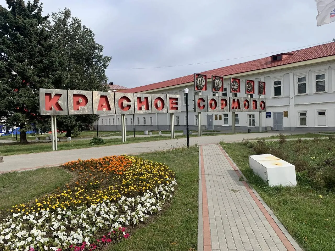 Чистая прибыль Красного Сормово выросла в 6 4 раза по итогам первого квартала Нижегородский завод Красное Сормово входит в Объединённую судостроительную корпорацию в январе марте 2026 года получил чистую прибыль по РСБУ в размере 55 8 млн рублей Это в 6 4 раза больше чем за аналогичный период прошлого года сообщается в отчётности предприятия При этом выручка судоверфи сократилась на 34 2 до 2 2 млрд рублей Падение произошло на фоне снижения себестоимости вдвое Долгосрочные обязательства компании выросли с 64 7 млн рублей на конец 2025 года до 235 9 млн рублей на конец марта 2026 года Краткосрочные обязательства увеличились незначительно с 63 1 млрд до 63 8 млрд рублей Дебиторская задолженность поднялась с 35 4 млрд до 36 2 млрд рублей   Подпишись на MASHNEWS в МАХ