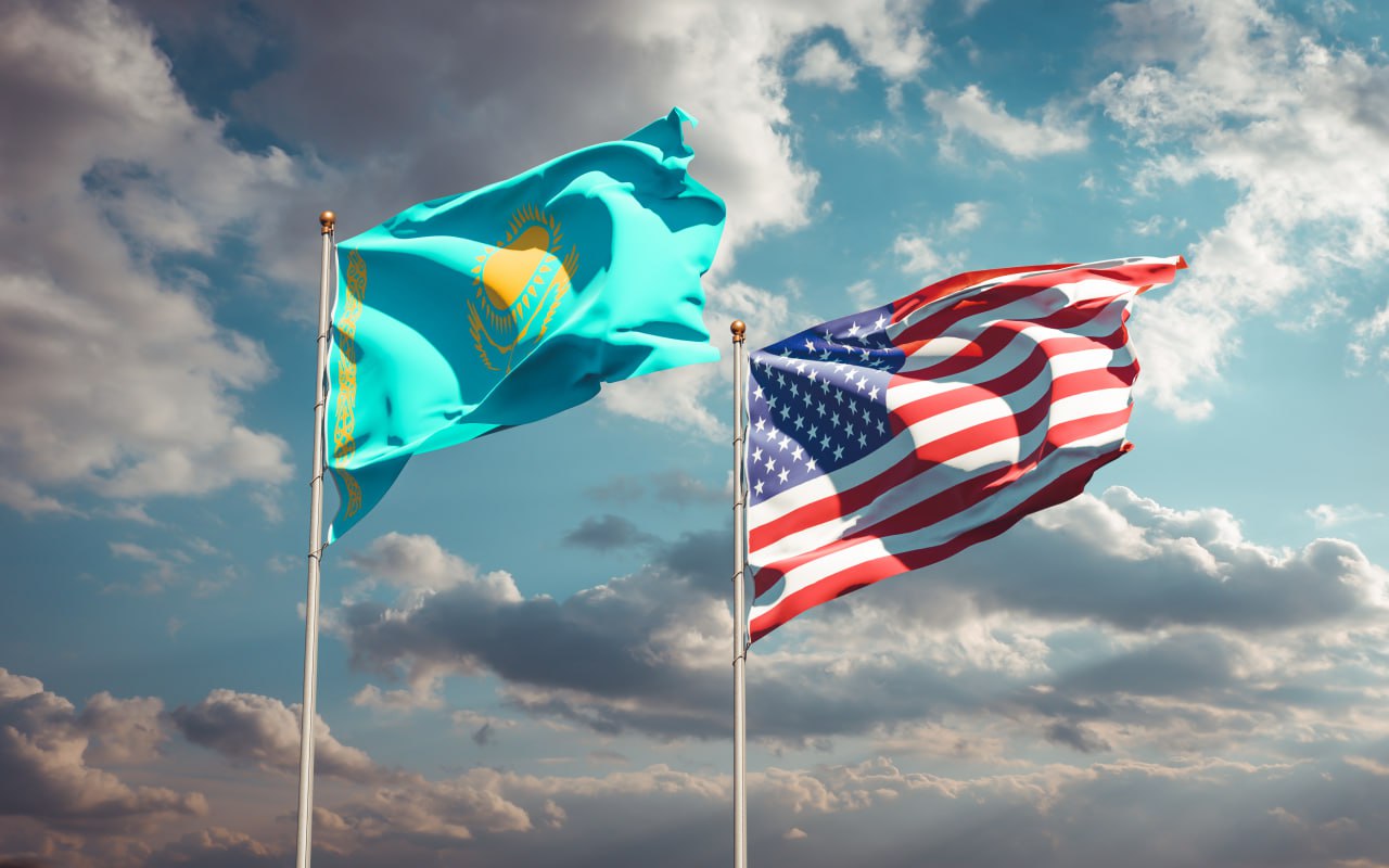 Спецпосланник Трампа Серхио Гор посетит Казахстан С 26 по 30 октября Казахстан и Узбекистан посетят Специальный посланник президента США по Южной и Центральной Азии Серхио Гор и заместитель государственного секретаря Кристофер Ландау В рамках визита представители США проведут встречи с правительствами двух стран для обсуждения экономических и вопросов безопасности Соединенные Штаты намерены продолжить сотрудничество с партнерами в Центральной Азии укреплять двусторонние связи и расширять торговое сотрудничество сообщается на сайте правительства США Фото Shutterstock kursivm kursiv news