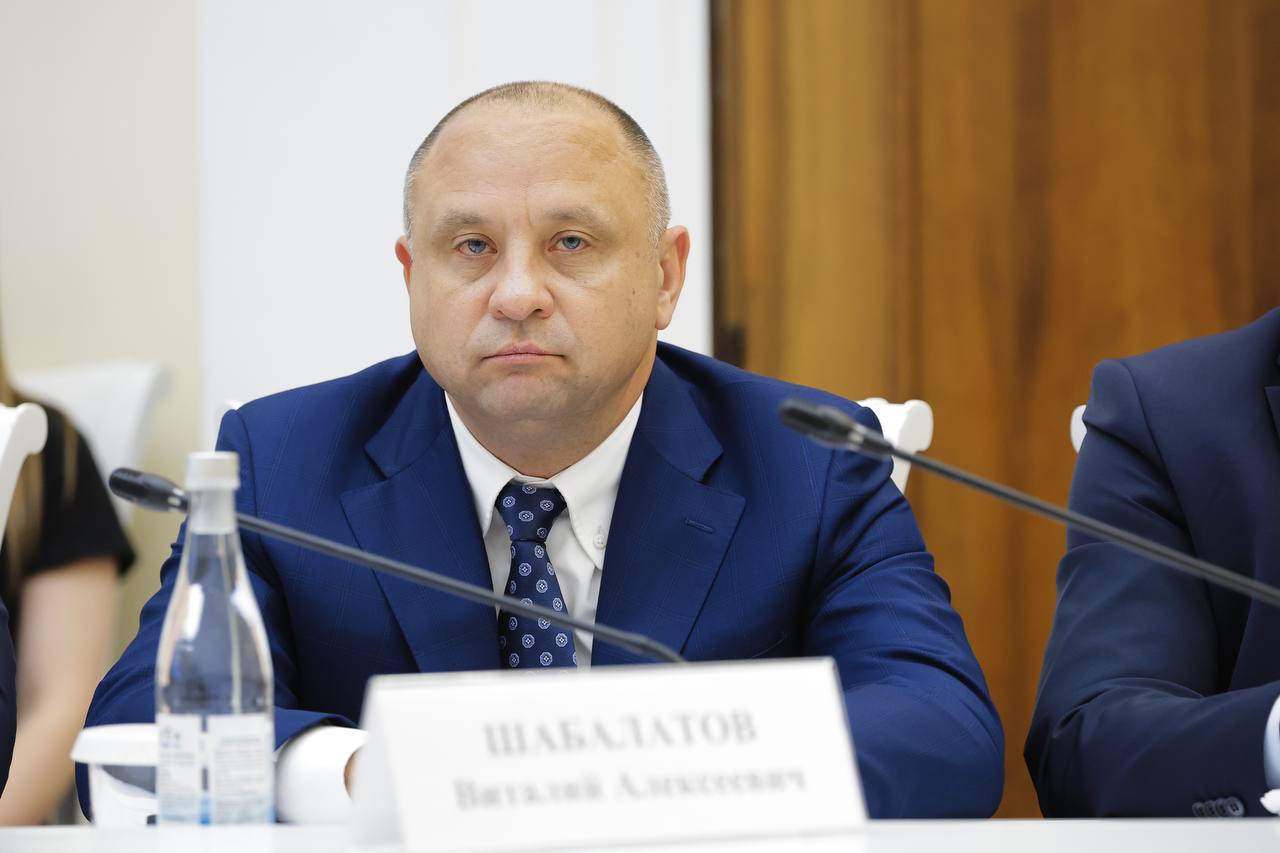 Губернатор Самары нашел Виталию Шабалатову роль «угрозы для нерадивых»  Новый губернатор Самарской области Вячеслав Федорыщев официально представил своего нового заместителя — Виталия Шабалатова, который 15 лет проработал в правительстве Воронежской области. На оперативном совещании глава области четко обозначил роль, которая отводится опытному управленцу:  - Огромный управленческий опыт. Долгое время работал на руководящей должности в Правительстве Воронежской области, был советником губернатора Санкт-Петербурга. Укрепит хозяйственную дисциплину, поможет главам муниципальных образований. Также будет курировать дорожное хозяйство и иные сферы. О Виталии Алексеевиче уже активно пишут в СМИ. Мол, он угроза для некоторых чиновников Правительства Самарской области. Действительно угроза – но только для нерадивых.