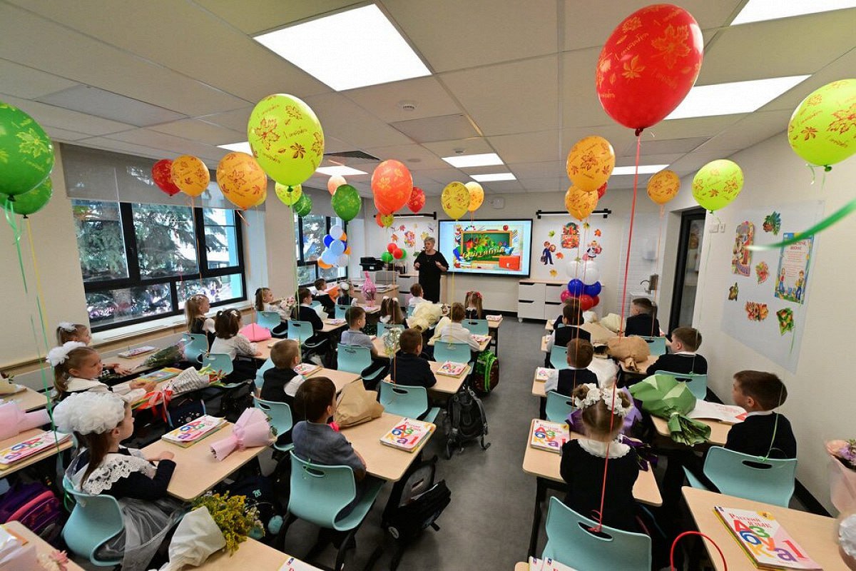 В течение февраля в российских школах вместо традиционных звонков будут звучать патриотические песни сообщает Минпросвещения В перечень вошли композиции Защитники России На побывку едет молодой моряк Экипаж одна семья и Я голосую за жизнь Больше новостей в Daily News