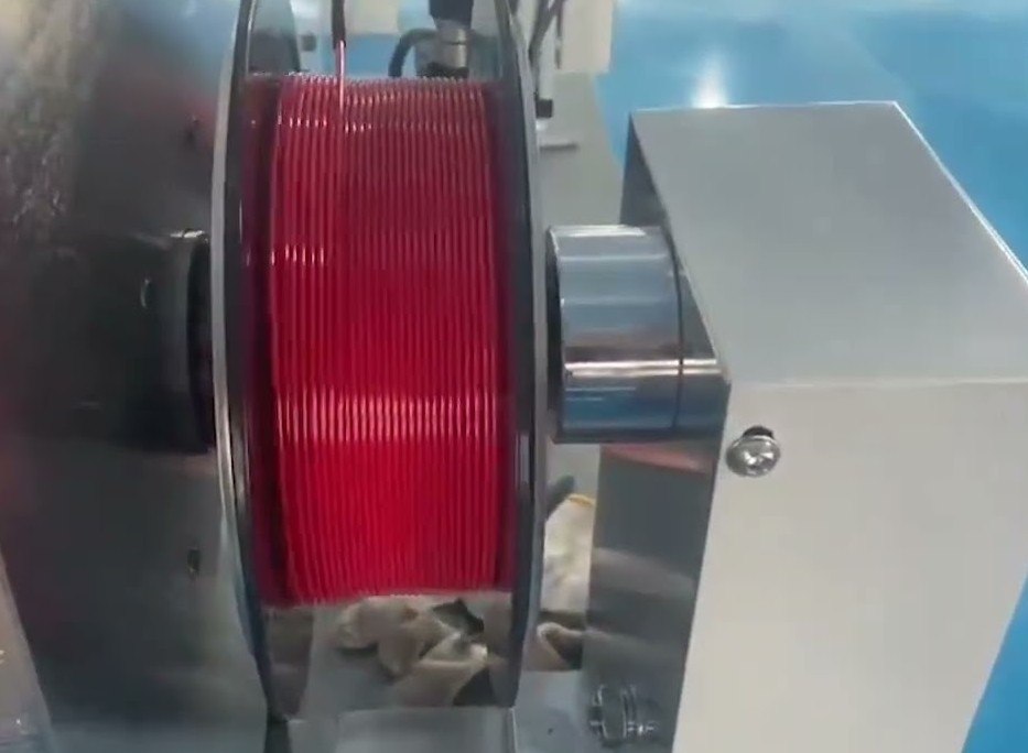 Хабаровский механический завод открывает производство пластика для 3D печати дронов Хабаровский механический завод ХМЗ запускает производство филамента специальной нити для 3D принтеров из которой делают детали дронов Это поможет России меньше зависеть от импортных материалов для беспилотников Старт намечен на весну 2026 года прямо на ТОР Хабаровск в месяц будут выпускать 6 тонн нити а к году до 72 тонн Инвестиции в проект при поддержке Корпорации развития Дальнего Востока и Арктики КРДВ составят 7 4 млн рублей Выпускаемые материалы PLA и PETG необходимы для печати запчастей к дронам Одну очень большую партию материала уже забронировали Также в Хабаровском крае расширяют сборку дронов Губернатор Дмитрий Демешин заявил что в 2026 году производство БПЛА удвоят ХМЗ работает на ТОР с 2023 года а до этого отправил 120 вездеходов Ерофей в зону боевых действий Резидентство в ТОР и налоговые льготы дадут возможность потеснить зарубежных поставщиков этого продукта