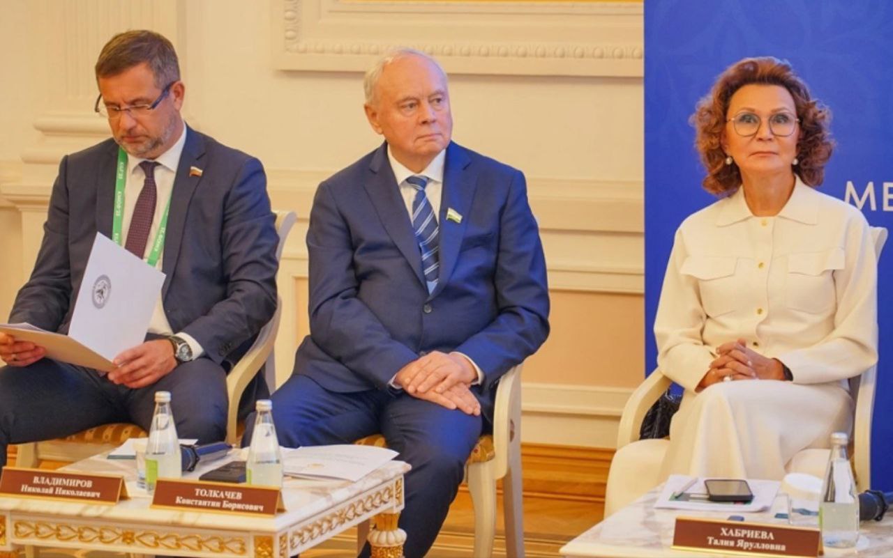 Парламент Башкирии потребовал от федерального центра принять федеральный конституционный закон о правовом статусе регионов С подобными предложениями выступил председатель Госсобрания Курултая Башкортостана Константин Толкачев который принял участие в работе IV Казанского международного юридического форума Около 30 процентов всех принимаемых в субъектах Российской Федерации законов обусловлены необходимостью приведения региональной правовой базы в соответствие с федеральными новеллами и это не лучшим образом сказывается на стабильности региональных законов заявил Толкачев предложив разработать и принять федеральный конституционный закон о правовом статусе субъектов РФ который бы четко определил предметы их исключительного ведения Кроме того Константин Толкачев предложил закрепить в федеральном законе О прокуратуре Российской Федерации норму обязывающую органы прокуратуры осуществлять надзор за исполнением регионального законодательства что станет ее одним стимулом исполнения региональных законов