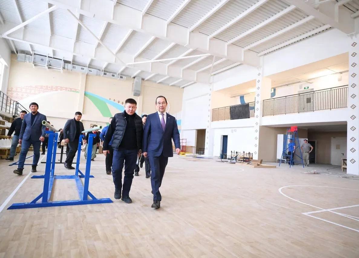 Школа 1 в центре Якутска откроется весной 2026 года Глава Якутии Айсен Николаев оценил ход строительства средней школы 1 на 253 учащихся в Якутске Во время выездного осмотра он отметил значимость объекта в развитии образовательной инфраструктуры города Строительство вышло на завершающий этап Новое здание станет символичным подарком к 105 летию школы ulusmedia Читайте нас в MAX