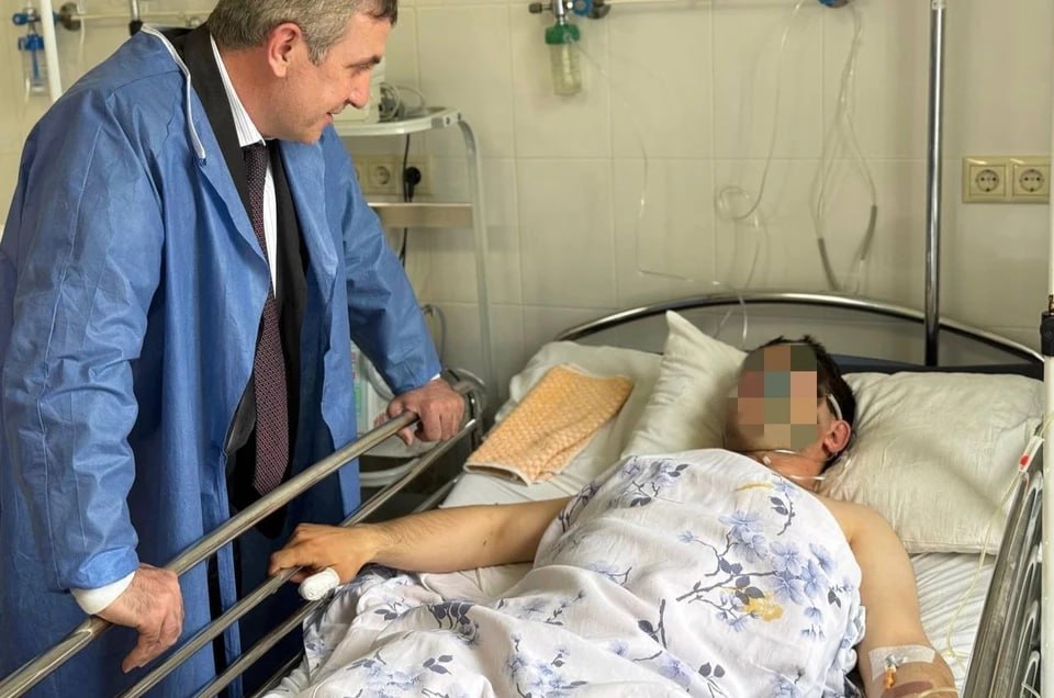 Полицейский, вступивший в рукопашный бой с боевиком в Махачкале, пришел в сознание Мужчина в среднетяжелом состоянии в реанимации, но чувствует себя относительно хорошо, сообщили в официальном канале Уполномоченного по правам человека в Дагестане. Мурад, по словам омбудсмена, не отчаивается и верит в то, что скоро поправится. Боевик, с которым он вступил в бой, выжил и тоже сейчас в больнице. Накануне его допросили следователи. Мужчина не только признал свою вину, сдав подельников «с потрохами», но и подробно рассказал обо всех обстоятельствах.