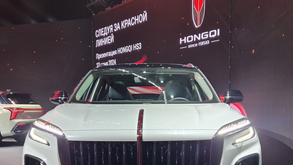 Hongqi намерена начать в 2026 году производство автомобилей в России под своей собственной маркой сообщил руководитель представительства в РФ Иван Савельев на форуме CarXL 2025 в Москве В данный момент в Москве ждут решения по этому поводу из Китая Также на форуме стало известно о локализации в 2026 году в России автомобилей Avatr hongqi chinamashina news