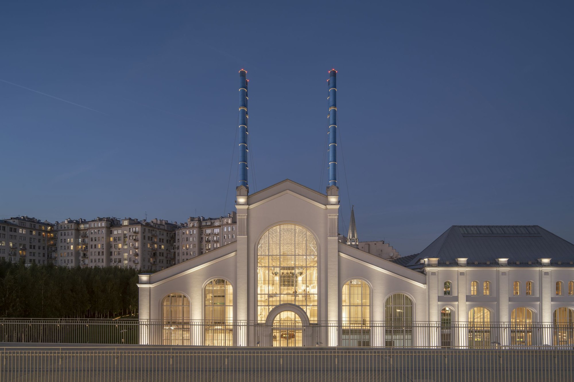 Дом культуры ГЭС 2 в Москве представляет книжный фестиваль посвященный книге как поводу для встречи В центре внимания проекта читатели писатели поэты иллюстраторы чтецы аудиокниг издатели словом все те благодаря кому становится возможным создание и развитие сообществ Фестиваль планируется проводить раз в два года и тема каждый раз будет новой Тема этого года понимание На ярмарке свои книги представят 111 издательств Будет художественная литература и нон фикшен бестселлеры и малотиражные издания а также детские книги комиксы зины книги художника и многое другое Мы привезем новинки и хиты продаж по издательским ценам 1 3 ноября 2025 12 00 21 00 ГЭС 2 Москва Болотная набережная д 15 Программа фестиваля и регистрация