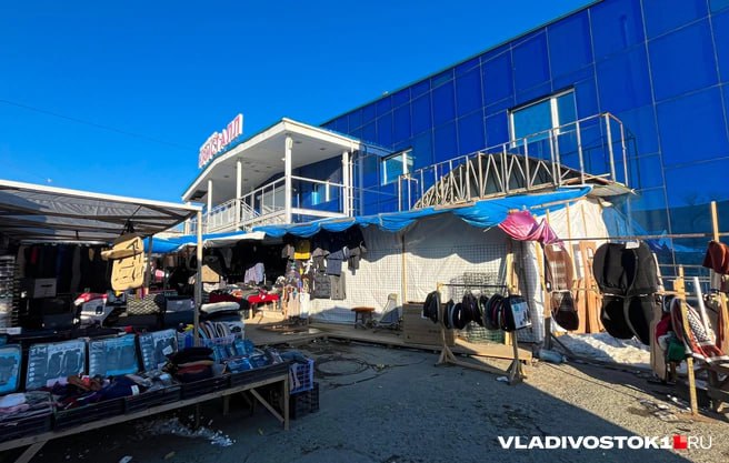Меры пресечения фигурантам уголовного дела по рынку на Спортивной смягчил Приморский краевой суд, сообщили корреспонденту VLADIVOSTOK1.RU в пресс-службе. «Материалы относительно меры пресечения были рассмотрены 4 и 7 июля. В отношении Пермина, Люлькина, Дира, Моторова и Захарова Приморский краевой суд постановил изменить меру пресечения в виде содержания под стражей на домашний арест на срок 2 месяца. Бахтину и Сергееву изменили меру пресечения с домашнего ареста на запрет определенных действий», — сообщила Елена Оленева. В прокуратуре Приморья заявили, что планируют обжаловать это решение. Подписаться