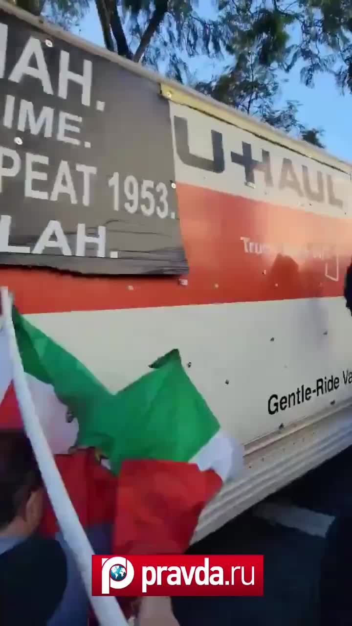 Грузовик врезался в толпу протестующих в Лос-Анджелесе