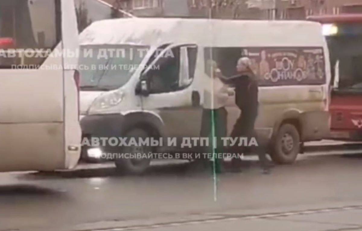 В Туле повздорили водители маршрутки и автобуса: дошло до рукоприкладства  Инцидент на перекрестке улицы Советской и Красноармейского проспекта в Туле сняли на видео и опубликовали в соцсетях очевидцы.  Подробнее   Подписаться