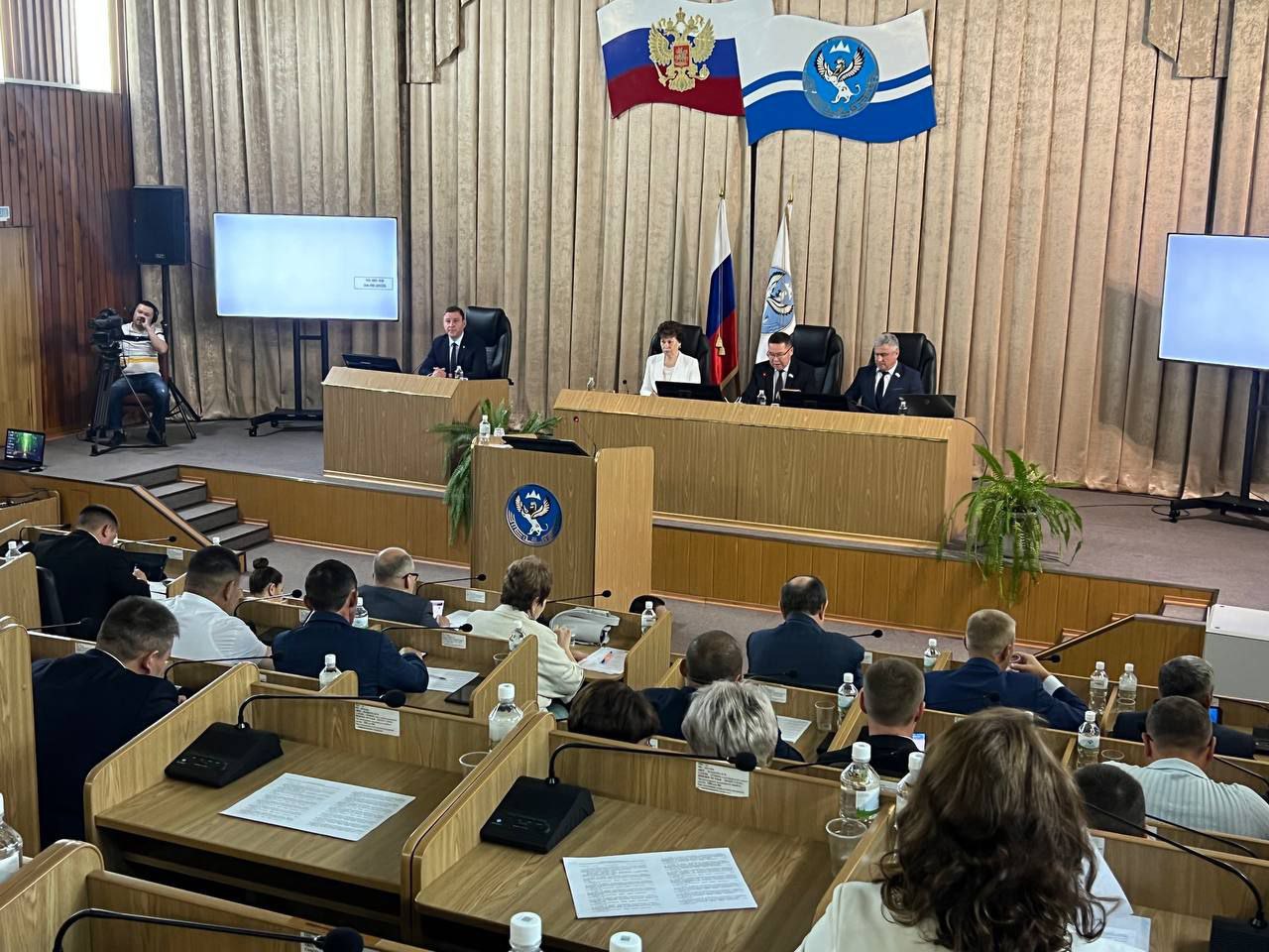 38 депутатов принимают участие в очередной сессии Госсобрания Республики Алтай, которая только что началась. На сесии будут согласовывать назначение членов правительства, а также рассмотрят законопроект о переходе на одноуровневую систему местного самоуправления.