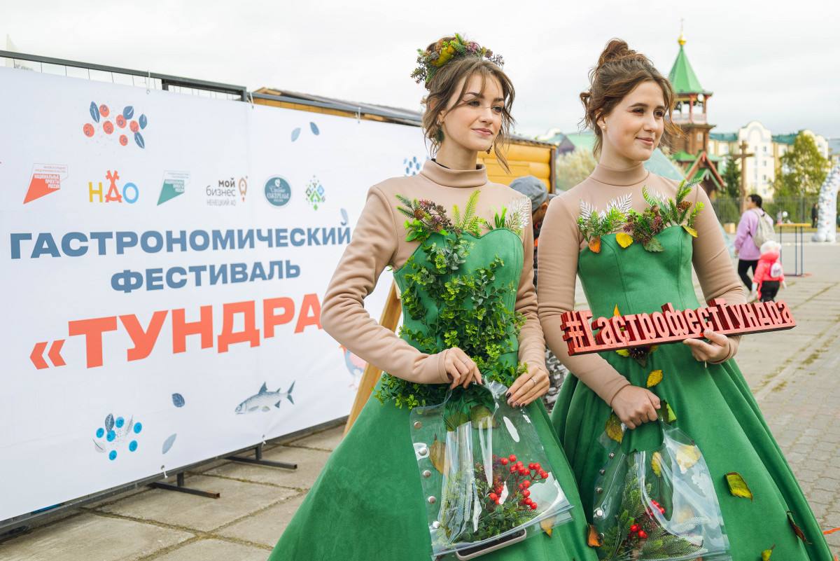 Адыгея привезет на Тундру солнечное гостеприимство Гастрономический фестиваль Тундра продолжает знакомить с участниками фестиваля Впервые на фестивале Тундра будет представлена Республика Адыгея регион с невероятно богатой культурой и самобытной кухней Гастрономическим послом выступит кафе Адыгэ lанэ из Майкопа Их меню это возможность для гостей фестиваля совершить путешествие в солнечную Адыгею не покидая НАО и познакомиться с подлинными вкусами которые редко можно встретить за пределами региона Чем же команда Адыгэ lанэ будет удивлять северян Нэкуль суп из домашней колбасы с зеленью Халюж чебурек с адыгейским сыром Щелам пышка Хатык и курамбий печенье Республика Адыгея готова ярко представить на фестивале своё южное пламя тёплое солнечное и радушное Гастрофестиваль Тундра организует Центр Мой бизнес при поддержке Департамента финансов и экономики НАО в рамках национального проекта Туризм и гостеприимство Фото Александра Берг НАО24