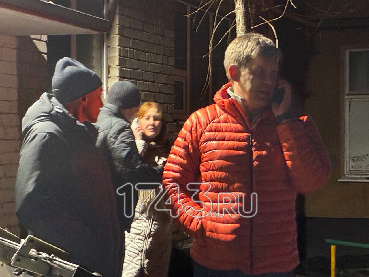 Кровля дома продолжает гореть Площадь пожара более 1400 кв м На месте очень много людей в том числе это жители пятиэтажки Пожар начался в квартире на 5 этаже