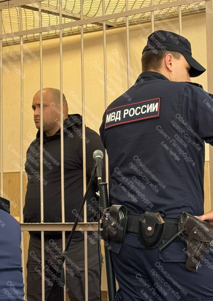 Водителя-полицейского, попавшего в смертельную аварию с мотоциклом, отпустили. Суд отказал следствию. Ведомство полагает, что Гусейн Джафаров нарушил правила остановки или стоянки, в результате чего на перекрестке в Hyundai влетел мотоциклист. Как итог: погиб он и напарник Джафарова. Гусейну предъявили обвинение по статье о нарушении ПДД, повлекшим смерть двух и более лиц. Следствие ходатайствовало о заключении Джафарова под стражу. Полицейский возражал и просил меру пресечения, не связанную с лишением свободы.