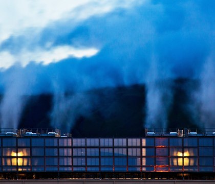 Американские экоактивисты массово призывают остановить строительство ИИ ЦОД Как сообщает The Register более 230 американских организаций подписали письмо с призывом ввести мораторий на строительство новых ЦОД В документе утверждается что строительный бум вызванный стремительным развитием технологий ИИ представляет собой колоссальную экологическую угрозу