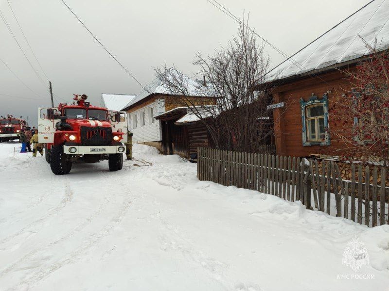 Беда на улице Демьяна Бедного   Трагедия произошла в городе Нязепетровск Челябинской области. В частном доме загорелась одноконфорочная электроплита. Хозяин находился рядом, но не смог принять меры к спасению.    Звонок поступил от родственника, который пришел попроведать мужчину и увидел задымление. Сотрудники МЧС России прибыли оперативно и ликвидировали возгорание на площади 3 квадрата. Нязепетровца вынесли из опасной зоны, но прибывшая бригада скорой помощи констатировала смерть.     Специалисты чрезвычайного ведомства призывают жителей предельно внимательно относиться к электрооборудованию. Избежать печальных последствий поможет автономный пожарный извещатель, но в злополучном доме его не было…    Ваша безопасность - ваша ответственность!