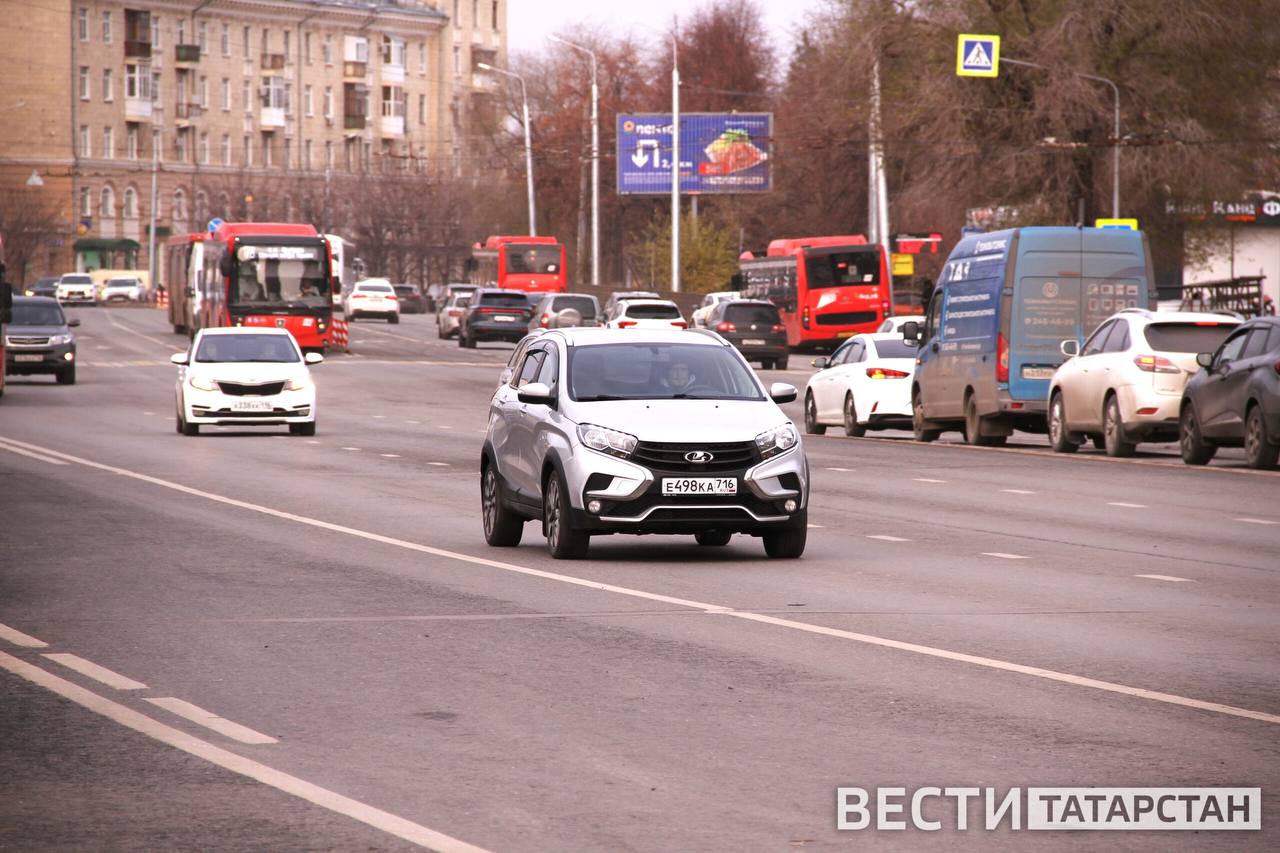 В Казани 28 и 29 июня ограничат движение транспорта по центральным улицам В Казани 28 и 29 июня введут ограничения движения на центральных улицах в связи с проведением чемпионата России по шоссейному велоспорту. Об этом сообщил председатель комитета физической культуры и спорта города Линар Гарипов на деловом понедельнике. Он отметил, что в Казани трасса велогонок начнется в центре и пролегает мимо ключевых достопримечательностей, в связи с чем на период соревнований введут временные ограничения движения по центральным улицам. Глава Казани Ильсур Метшин принес извинения горожанам за временные неудобства и пообещал заранее сообщать о сроках перекрытий. «Поедут они быстро, поэтому быстро освободят перекрытые участки. А для нас это – возможность посмотреть с улиц, балконов, площадок на это событие. Это в любом случае украшение города», – заявил Метшин. Подписаться Сообщить новость