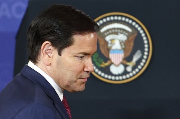 Рубио намерен обсудить с Венгрией и Словакией отказ от импорта энергоресурсов из РФ Американский госсекретарь отметил что эти страны активно сотрудничают с Соединёнными Штатами Мы поговорим с ними об этом Я не буду вдаваться в подробности того что будет обсуждаться на этих встречах Но прежде всего это страны которые сильно поддерживают нас активно сотрудничают тесно работают с нами сказал Марко Рубио журналистам перед вылетом на Мюнхенскую конференцию по безопасности Подписаться на Говорит Москва Telegram VK MAX