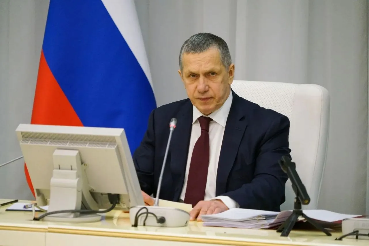 Юрий Трутнев надо сделать все возможное чтобы минимизировать ущерб от природных катаклизмов а лучше не допустить и предупредить ЧС природного характера Вопрос о подготовке регионов ДФО к прохождению паводкоопасного периода и пожароопасного сезона 2026 года вошел в повестку заседания совета Дальневосточного федерального округа прошедшего под руководством Заместителя Председателя Правительства России полномочного представителя Президента России в ДФО Юрия Трутнева Необходимо быть готовыми к погодным изменениям В целом ряде районов округа наблюдается активное развитие весеннего половодья В ближайшее время реки начнут освобождаться ото льда Высока вероятность образования заторных явлений на реках Республики Бурятия Забайкальского Камчатского и Хабаровского краев Амурской области Еврейской автономной области В Якутии на контроле находятся 59 затороопасных участков Необходимо организовать непрерывный мониторинг гидрологической обстановки объективный прогноз паводковой ситуации и своевременную реализацию мер по предупреждению наводнений открыл обсуждение Юрий Трутнев В ДФО проводятся превентивные мероприятия в рамках подготовки к безаварийному пропуску весеннего половодья и летних паводков Всего на территории ДФО реализуются 12 мероприятий по строительству и реконструкции объектов инженерной защиты населения территорий в Якутии Забайкалье Приморье Хабаровском крае и Амурской области и 12 мероприятий по увеличению пропускной способности русел рек восьми регионов Также планируется выполнить дноуглубление и расчистку русел рек на протяжении более 80 км Пожароопасный сезон открыт в шести дальневосточных регионах Республике Бурятия Забайкальском Приморском и Хабаровском краях Амурской области Еврейской автономной области В 63 муниципальных округах установлен особый противопожарный режим Введен режим чрезвычайной ситуации регионального характера в лесах в Еврейской автономной области Причиной 69 природных пожаров является нарушение населением правил пожарной безопасности в лесах По данным Рослесхоза в первые сутки ликвидируется 90 2 возгораний на территории лесного фонда округа Регионами ведется работа по подготовке к пожароопасному сезону Подводя итоги обсуждения Юрий Трутнев обратил внимание глав регионов на принятие превентивных мер в необходимом объеме Надо сделать все необходимое чтобы минимизировать ущерб от природных катаклизмов а лучше предупредить чрезвычайные ситуации природного характера сказал он Подписывайтесь TG VK MAX