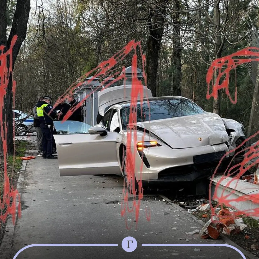 Porsche влетел в дачу Берии в Москве Элитная иномарка врезалась в забор исторической усадьбы в московском районе Сокольники На фото видно что и Porsche Taycan и ограждение получили серьезные повреждения   Усадьба была построена в начале XX века архитектором Самуилом Айзиковичем для купца 1 й гильдии П Цигеля В 1918 году здание национализировали в разное время там находились детский туберкулезный санаторий и студия дубляжа и видеопроката ВПТО Видеофильм Усадьбу также называют дачей Берии Читайте Газету Ru в MAX