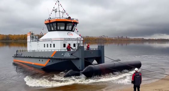 В Череповце на Череповецком судостроительном заводе спустили на воду новый буксир толкач Василий Верещагин Этот спуск на воду важное событие для региона подчеркивающее высокие технологии и традиции судостроения а также внимание к сохранению культурного наследия в наименованиях судов Череповецкий завод продолжает укреплять роль города как центра речного транспорта Северо Запада России Это уже шестое судно подобного типа построенное на заводе Название буксира связано с известным художником баталистом уроженцем региона таким образом завод чтит память выдающихся земляков Мощность двигателей буксира составляет 960 киловатт он будет работать на речных маршрутах от Санкт Петербурга до Ростова на Дону толкая баржи грузоподъемностью до 600 тонн Церемонию освящения провел епископ Череповецкий и Белозерский Игнатий а также приняли участие мэр города Роман Маслов и заместитель министра экономического развития области Алексей Озеров Сегодня Череповецкий судостроительный завод один из ключевых производителей речных буксиров и барж в регионе поддерживающий развитие внутреннего судоходства Ключевое значение имеет и то что завод входит в состав территории опережающего развития Череповец что стимулирует экономику области и соседних регионов В планах завода до конца года спустить на воду еще один буксир что свидетельствует о стабильном развитии производства