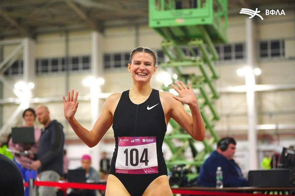 Амурчанка Александра Лаврентьева показала лучшее время на 800 метровке в Казани С результатом 2 минуты 15 95 секунды девушка заняла первое место в категории до 20 лет Всего в стартах сильнейших легкоатлетов страны участие приняли около 1000 человек из 41 региона России Амурскую область представляли девять спортсменов Кроме Александры в забегах среди участников до 20 лет серебряную медаль завоевал Илья Герасименко София Грачева получила серебряную медаль в прыжках в высоту среди кандидатов на победу до 16 лет Матвей Кузнецов стал бронзовым призером в прыжках в длину в категории до 18 лет Юноша выполнил норматив кандидата в мастера спорта ampravda