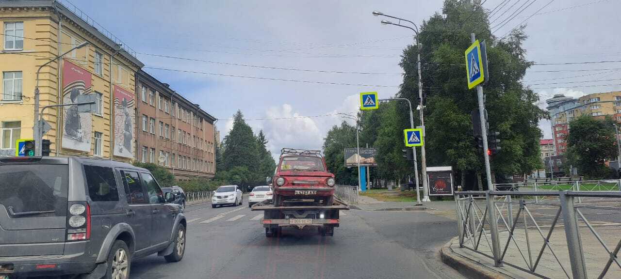 С глаз долой: автохлам продолжают вывозить с улиц города  На этот раз очередная партия брошенных машин была вывезена на спецстоянку с территории Октябрьского округа.     Ржавые полуразобранные автомобили долгое время занимали место и портили вид. Их вывезли с наб. Северной Двины, 93/1, пр. Ломоносова, 268 и ул. Воскресенской,  105.  Программа освобождения территорий от брошенного автотранспорта стартовала в текущем году по инициативе главы города Дмитрия Морева и действует во всех без исключения округах.    На спецстоянку такие машины вывозят в случае, когда собственника определить не удается или он не принимает мер после уведомления. Эту процедуру организует департамент транспорта и его подрядчик. Владелец может вернуть свою машину, если возместит расходы на транспортировку и временное хранение. В ином случае автохлам будет утилизирован.