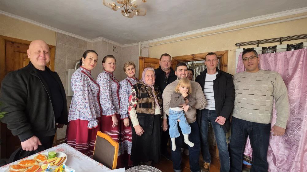 В Предгорье чествовали долгожительницу из Винсадов Марию Николаевну Горбань Ветерану исполнилось 95 лет Поздравительный десант в составе депутата Думы Предгорного округа Алексея Мальцева начальника территориального отдела Андрея Жучкова и сотрудниками Дома культуры навестил Марию Николаевну чтобы поздравить её с этим знаменательным событием Передали Марии Николаевне персональное поздравление от Президента России и небольшие памятные подарки Сотрудники Дома культуры порадовали именинницу трогательным музыкальным сюрпризом Большая семья юбилярши разделила с ней радость дня рождения Фото соцсети главы АПМО