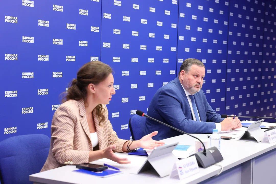 Херсонские единороссы предложили внести изменения в законы, которые облегчат подтверждение трудового стажа жителей воссоединенных регионов    Вопрос на совещании по итогам недели приемов граждан по социальным вопросам, которая проходила в общественных приемных Партии задал заместитель секретаря Херсонского регионального отделения партии по работе с обращениями граждан Александр Хлюстов.    По его словам, у многих жителей из новых регионов, в том числе из Херсонской области, есть серьёзная проблема подтверждения рабочего стажа в период нахождения в составе украины. После воссоединения с Россией многие украинские предприятия ушли, прихватив с собой архивные данные о сотрудниках или просто ликвидировав эту информацию.  «Проблема в том, что для начисления пенсии Социальный фонд требует справку о подтверждении трудовой деятельности до 2002 года независимо от наличия трудовой книжки. В новых регионах эту справку нигде нельзя получить, Социальный фонд, к сожалению, ничем помочь не может», - отметил Александр Хлюстов.  Депутат областной Думы предложил исключать обязанность предоставления указанной справки. Предлагается рассмотрение, однако необходимо учитывать иные возможные пути подтверждения страхового стажа – к примеру показания свидетелей. Проводившая совещание Председатель Комиссии Президиума Генсовета «Единой России» по работе с обращениями граждан Анна Кузнецова ответила, что с федеральным Минсоцем будут отработаны конкретные готовые схемы решений для  межведомственных комиссий, уполномоченных рассматривать такие случаи, даже при отсутствии стандартных справок.    Подробнее на сайте herson.er.ru