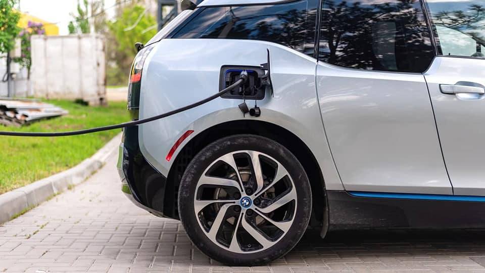 ЕС может обязать компании перейти на электромобили уже к 2030 году Евросоюз рассматривает возможность запретить компаниям покупать автомобили с двигателями внутреннего сгорания уже с 2030 года Новое правило может распространиться и на индивидуальных предпринимателей а также на лизинговые и прокатные компании Как сообщает польское издание Rzecz pospolita бизнесу придётся отказаться от машин с ДВС на пять лет раньше общеевропейского запрета на их продажу запланированного на 2035 год Польское правительство и ряд евродепутатов выступают против предложений Они предупреждают что обязательный переход на электромобили может ударить по малым компаниям увеличить расходы и снизить их конкурентоспособность подчёркивая необходимость более гибкого и долгого переходного периода Подпишись на primulinmd