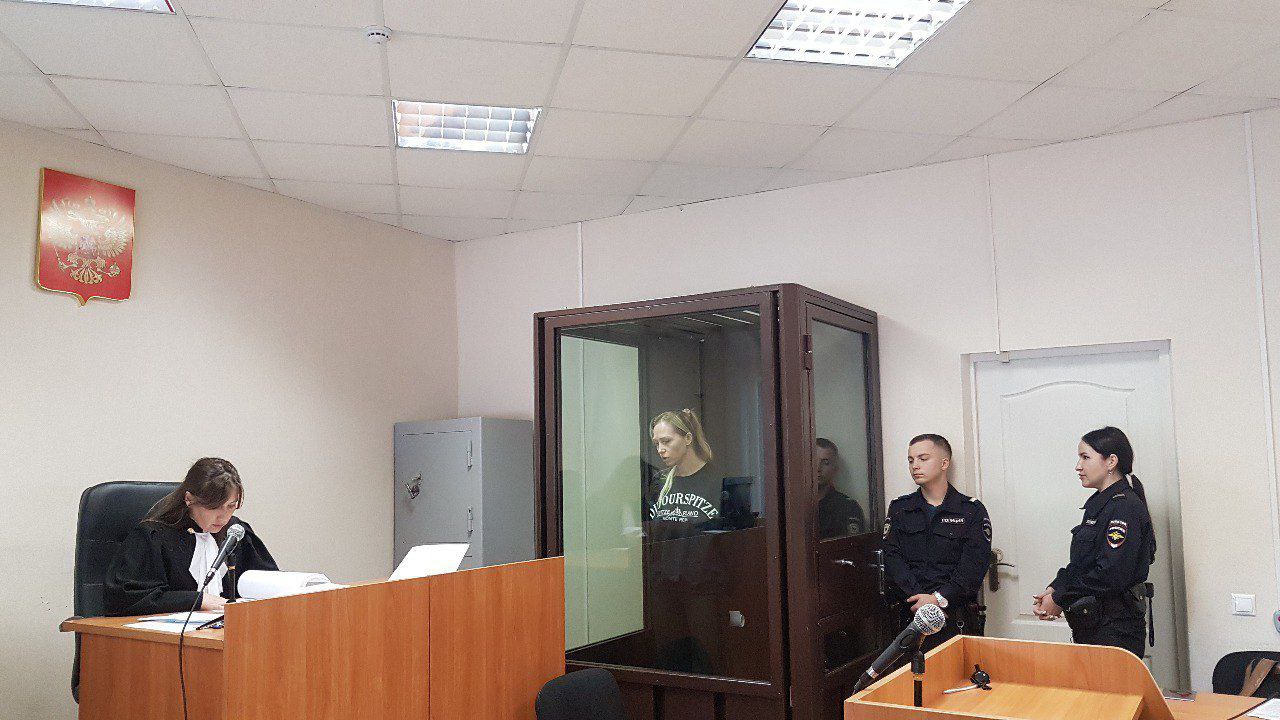 Экс руководитель МТУ Росимущества по Удмуртии и Кировской области осуждена за получение взятки Первомайский суд Ижевска вынес приговор бывшему руководителю МТУ Росимущества Екатерине Рублевой по ч 6 ст 290 УК РФ Получение взятки в особо крупном размере и ч 4 ст 33 п е ч 3 ст 286 УК РФ Подстрекательство к превышению должностных полномочий сообщили пресс службы регионального УФСБ и прокуратуры Удмуртии Следствие установило что подсудимая возглавляя учреждение через посредников своего сожителя и родственницу получила взятку в размере 1 млн 944 тыс рублей от директора коммерческой фирмы за заключение договора аренды земельного участка по заниженной стоимости и без проведения торгов Кроме того в 2025 году она склонила главу Воткинского района Айрата Газимзянова дать разрешение коммерческой организации использовать участок земли в национальном парке Нечкинский Рублева полностью признала вину и заключила досудебное соглашение о сотрудничестве уголовное дело было рассмотрено в особом порядке судебного разбирательства С учетом позиции гособвинителя суд назначил виновной наказание в виде 4 5 лет лишения свободы с отбыванием в исправительной колонии общего режима и штрафом в размере более 1 9 млн рублей Также ей 3 года нельзя работать на госслужбе и в органах местного самоуправления Суд постановил также конфисковать у Рублевой денежные средства и иное имущество в размере суммы взятки Приговор в законную силу не вступил Напомним Екатерину Рублеву задержали 25 июня Сообщалось что она была уволена с должности 11 июня 2025 года но пресекли ее деятельность ранее Фото объединенная пресс служба судов УР хроники взяточничества