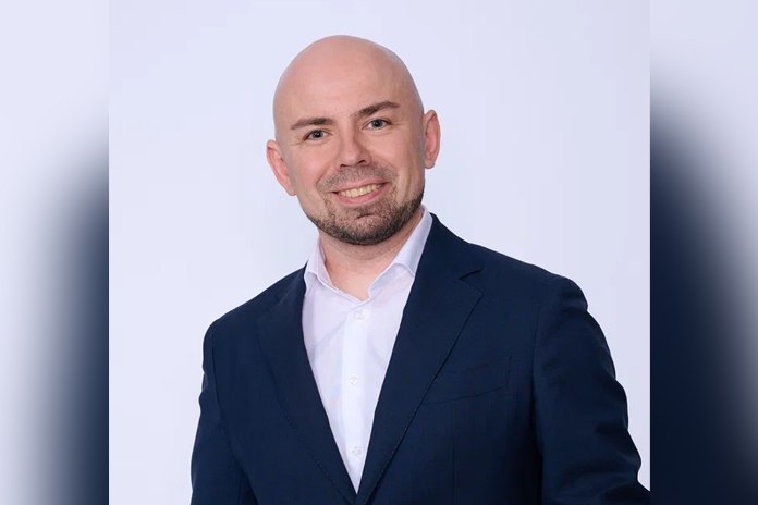 В Сибирском банке Сбера назначен новый заместитель председателя Заместителем председателя отвечающим за розничное направление и сеть продаж Сибирского банка Сбера назначен Владислав Колотов В команде компании он трудится уже более 17 лет Владислав Колотов прошел путь от инспектора сектора организации кредитования малого бизнеса в Омском отделении банка до руководящих должностей в Среднерусском банке Сбера где последние шесть лет возглавлял направление продаж и обслуживания в филиальной сети банка Имеет ряд корпоративных наград включая свидетельство о признании президента банка за достижение высоких показателей в работе В ноябре 2025 года был удостоен почетной грамоты Министерства экономики и финансов Московской области за заслуги в развитии экономики и предпринимательства большой вклад в развитие рынка финансовых услуг региона По ссылке