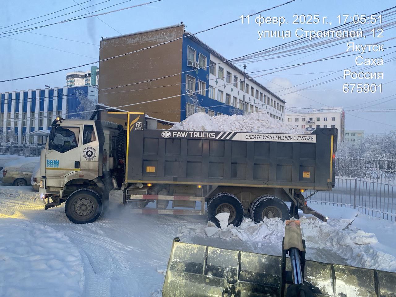 Весенняя санитарная уборка началась  После установочного совещания с управляющими компаниями округа  сформирован план уборки снега с крыш, детских дворовых площадок, уборки наледей и финальной уборке снега.  Одной из первых в округе управляющая компания «Перспектива» - «РИФ» начала производить уборку снега с адресов: ул. Строителей, д.12, Петра Алексеева, д.68/5, Семена Данилова, д.4/2. В общей сложности с трех дворов вывезено 168 м3.  Также ежедневно подрядной организацией производится уборка тротуаров от снега, с начала января 2025 года вывезено 580 м3  Основная задача собрать как можно больше снега и своевременно вывести его на полигон.   С ув. Администрация округа  #ЧистыйОкруг #ЖивуVстроительном #КрайРодной