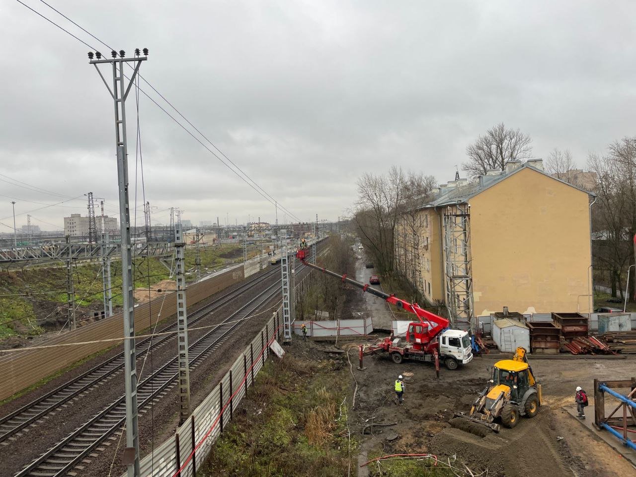 Под реконструкцию дореволюционного Цимбалинского путепровода, который соединяет Невский и Фрунзенский районы, начали бетонировать первые опоры. Закончить стройку должны в 2027 году.   «После реконструкции пропускная способность путепровода увеличится почти в два с половиной раза — до 24 тысяч автомобилей в сутки», — цитирует пресс-служба Смольного губернатора Петербурга Александра Беглова.   Путепровод запланирован длиной 450 метров, а со съездами на улицы Цимбалина и Белы Куна — 975 метров. Вместо двух полос движения, там будет четыре.   Цимбалинский путепровод был построен в 1910 году. На протяжении многих лет местные жители добивались его ремонта. Когда стало известно, что объект предполагается снести, а рядом построить современный, активисты предлагали сохранить исторический мост хотя бы для велосипедистов. Понимания властей эта идея не нашла.  После строительства нового старый Цимбалинский путепровод демонтируют.   ПО «Возрождение»