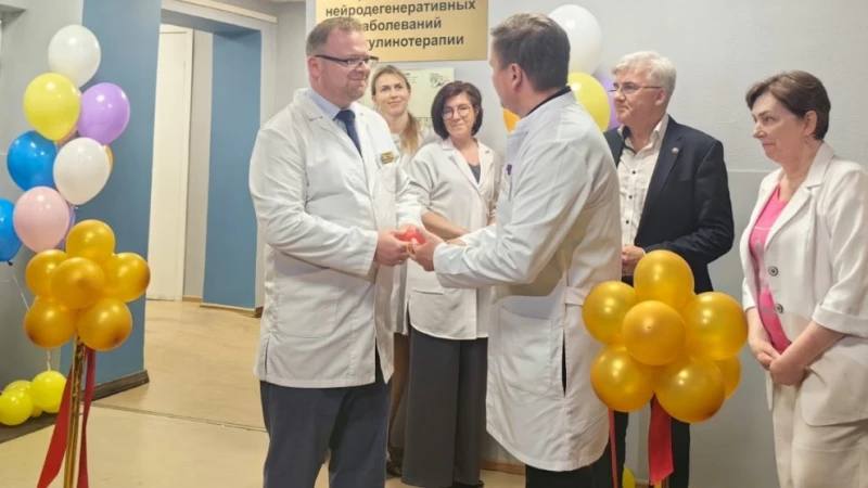 Сегодня, во Всемирный день мозга, в Петербурге состоялось открытие Городского центра дегенеративных заболеваний и ботулинотерапии на базе поликлиники №81 «Открытие Центра – яркий пример нашего комплексного подхода к развитию медицины в рамках одного из десяти городских приоритетов «Здоровье петербуржцев». Мы создаем условия для ранней диагностики и эффективного лечения, что особенно актуально при сложных заболеваниях. Уверен, что Центр станет важным звеном нашей системы здравоохранения и поможет тысячам петербуржцев сохранить здоровье и активность», – подчеркнул губернатор Александр Беглов. Центр оснащен современным оборудованием и использует диагностическую базу поликлиники. В том числе — рентген и установленные в 2022 году аппараты КТ и МРТ. Возможности Центра расширяет и отделение медицинской реабилитации, которое было оснащено благодаря программе модернизации первичного звена здравоохранения. ВКонтакте Одноклассниках