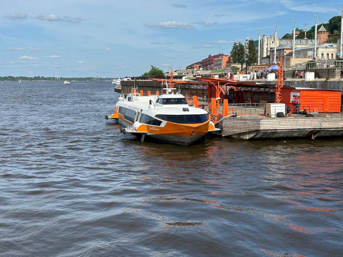 Скоростное судно «Метеор-120Р» прибудет в Пермь 18 июля. Он будет осуществлять маршруты по направлению «Казань – Чайковский – Пермь». Прибытие в Пермь запланировано на 15:50, а уже 19 июля в 10:00 «Метеор» отправится в обратный путь. Судно вмещает 120 человек. Добраться из Перми до Чайковского на «Метеоре» можно за 6 часов, а из Чайковского до Казани за 13 часов. В июле и августе запланировано 5 рейсов «Метеора-120Р». Подписаться Прислать новость