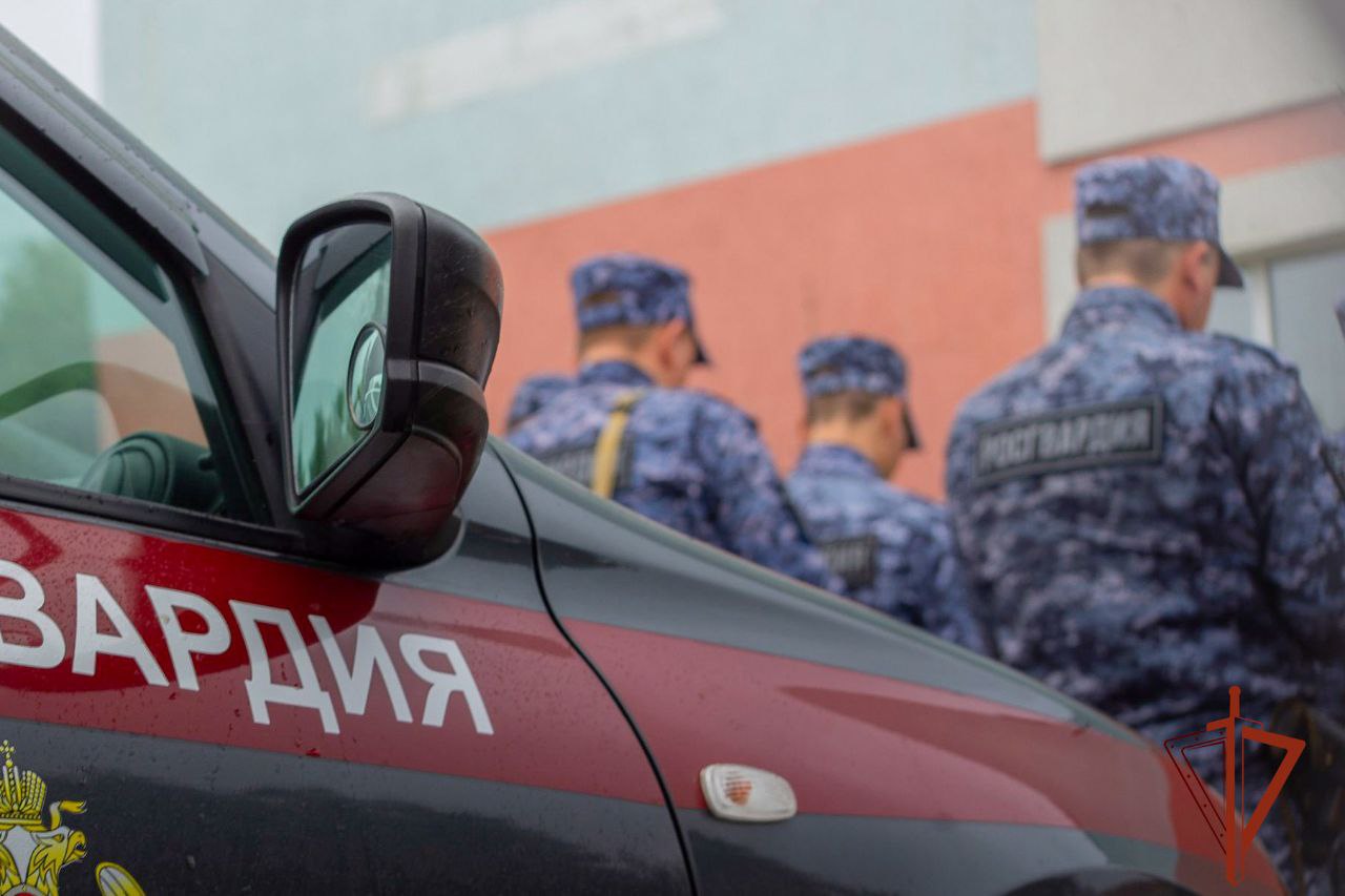 В Междуреченске росгвардейцы нашли пропавшую пенсионерку К правоохранителям обратились родственники 66 летней женщины сообщив что она ушла из дома в неизвестном направлении и может страдать потерей памяти В ходе поисков росгвардейцы обнаружили гражданку подходящую под ориентировку на лавочке на улице 50 лет Комсомола После проверки выяснилось что это и есть разыскиваемая пенсионерка Ночь она провела на остановке а затем самостоятельно попыталась вернуться домой Но не смогла