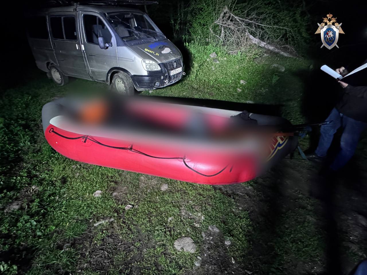 По уголовному делу о гибели туриста в Адыгее предъявлено обвинение организатору сплава Следователями следственного отдела по Майкопскому району следственного управления СК России по Республике Адыгея продолжается расследование уголовного дела, возбужденного по признакам преступления, предусмотренного п. «а, в» ч. 2 ст. 238 УК РФ оказание услуг, не отвечающих требованиям безопасности, группой лиц по предварительному сговору, повлекших по неосторожности смерть человека . Следствием установлено, что индивидуальный предприниматель, являющийся директором одной из баз отдыха на территории Майкопского района, незаконно организовал предоставление гражданам услуг по сплаву по реке Белая рафтингу . В качестве инструктора он привлек лицо, не имеющее соответствующего сертификата, а также допуска для организации и проведения водного туризма. 21 апреля 2025 года индивидуальный предприниматель организовал для четверых туристов сплав под руководством инструктора по реке Белая в районе с. Хамышки Майкопского района. Во время сплава произошло опрокидывание рафта, четверо пассажиров и инструктор оказались в воде горной реки. Один из пассажиров не смог самостоятельно выбраться на берег из-за сильного течения и утонул. В настоящее время индивидуальному предпринимателю и лицу, выполнявшему сопровождение группы в ходе сплава по реке, предъявлено обвинение в совершении преступления, предусмотренного п.п. «а, в» ч. 2 ст. 238 УК РФ. Судом им избрана мера пресечения в виде домашнего ареста и запрета определённых действий соответственно. Следком по Адыгее