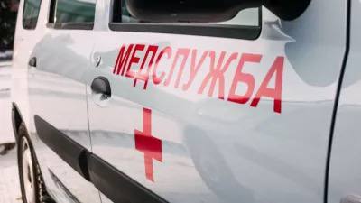 Смертельное ДТП произошло в Шелаболихинском районе Алтайского края днем 11 мая. Предварительно, около 12.50 на 30 км автодороги "Павловск-Камень-на-Оби– граница с Новосибирской областью" 21-летний водитель, управляя автомобилем Toyota Corolla Sprinter ехал со стороны села Шелаболиха в направлении Каменя-на-Оби, выехал на встречную полосу и столкнулся с КамАЗом под управлением 71-летнего водителя. В результате ДТП на месте происшествия погибли водитель и двое мужчин-пассажиров легкового автомобиля один — 24 лет, данные второго пассажира устанавливаются . Еще 3 пассажира Toyota пострадали: девушки 25, 17 лет, и юноша 16 лет. По факту ДТП назначено проведение проверки, сообщили в краевой Госавтоинспекции. ТОЛК