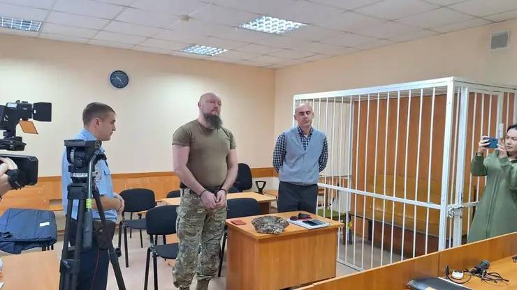 Тренер из Новосибирска получил три года колонии за жестокое обращение с воспитанниками В ходе суда было установлено что с ноября 2023 по март 2024 года тренер проводя занятия в арендованных помещениях в Заельцовском бору Новосибирска и Зеленой Роще Бердска систематически применял к детям физическое насилие Он неоднократно избивал воспитанников по голове и другим частям тела Свою вину подсудимый не признал Назначено наказание в виде лишения свободы на срок 3 года с лишением права работать в сферах образования воспитания организации детского досуга и спорта на 2 года Отбывать наказание осужденный будет в колонии общего режима отмечается в сообщении Фото управление судебного департамента Новосибирской области   Подписаться на sibnovosti ru предложить новость