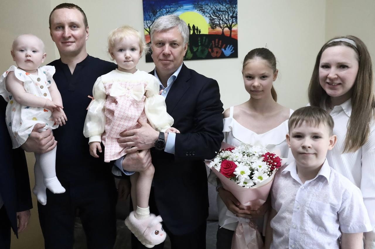 Семья Смирновых из Новоульяновска — победители муниципального этапа «Семья года» в номинации «Семья защитника Отечества» Анатолий и Светлана Смирновы воспитывают трёх дочерей и сына. В ходе визита в муниципалитет с семьёй встретился губернатор Алексей Русских. Супруг служил в третьей роте спецназа, после двух лет службы подписал контракт и был направлен на Кавказ в зону боевых действий. За свою службу награжден медалью «За отвагу» и отмечен нагрудными знаками «За службу на Кавказе», «Воин-спортсмен», «Парашютист-отличник», «Специалист 3 класса», крестом «За службу на Кавказе» и знаком «Разведка». Супруга Светлана, кроме преподавания в школе, реализовала социальный контракт и открыла свое дело в сфере индустрии красоты. На полученную государственную поддержку она приобрела мебель, оборудование и расходные материалы. Кроме того, в этом году семья Смирновых открыли свою типографию на дому «Пиксель». Также супруги помогают в сборе гуманитарной помощи для участников СВО через волонтерский фонд «Добрые сердца». Итоги областного конкурса будут подведены 15 мая в Международный день семьи.