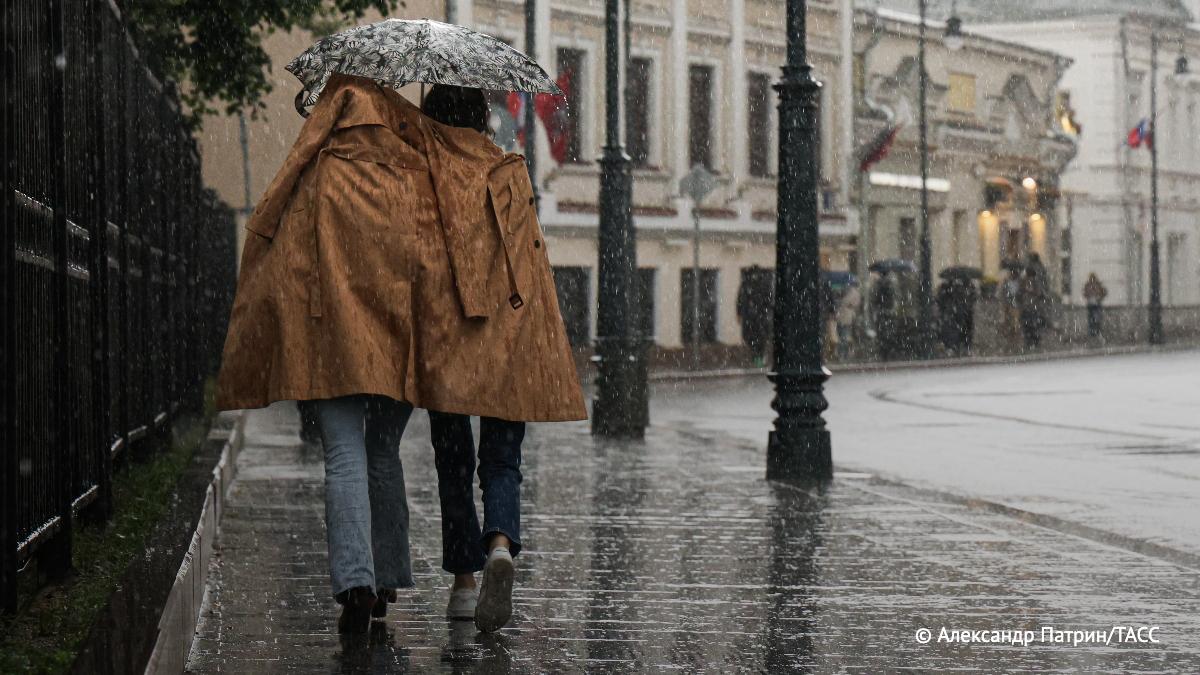 Желтый уровень погодной опасности объявили в Москве и Подмосковье из-за сильного дождя, сообщили ТАСС в Гидрометцентре РФ. / Москва